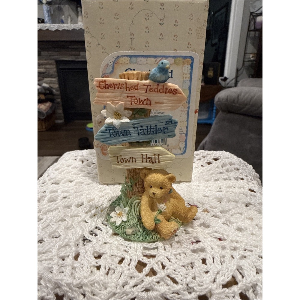 NEW 1995 Cherished Teddies CRT109 Town Tattler Hall Street Signage Bear Figurine